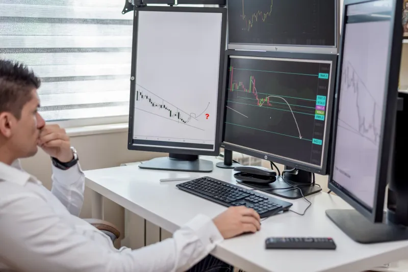 Reporting in Reverse: How Quarterly Analytics Cycles Leave US Businesses Reacting to History Instead of Reality